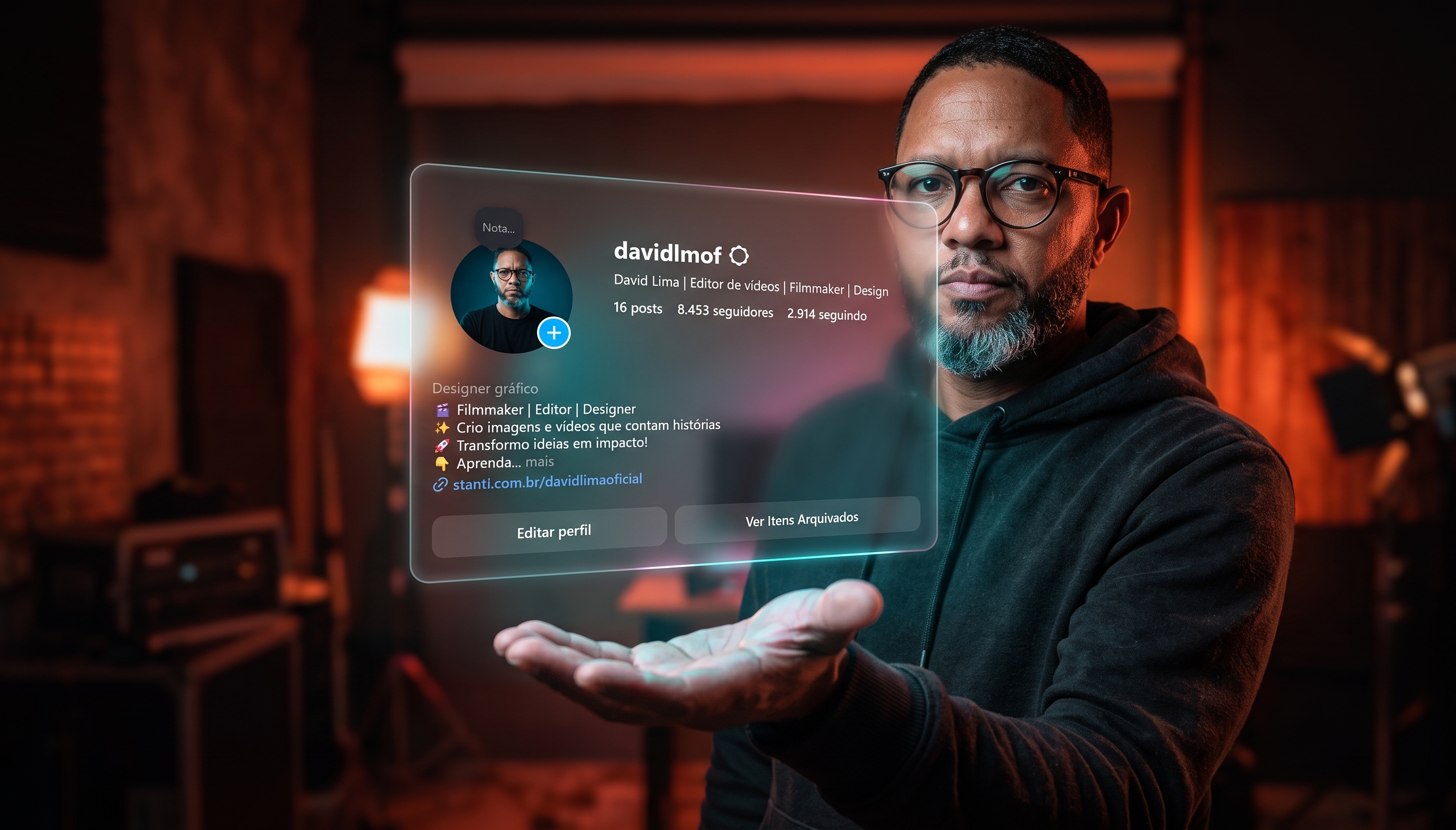 David Lima, editor de vídeo, segurando um painel holográfico com seu perfil no Instagram